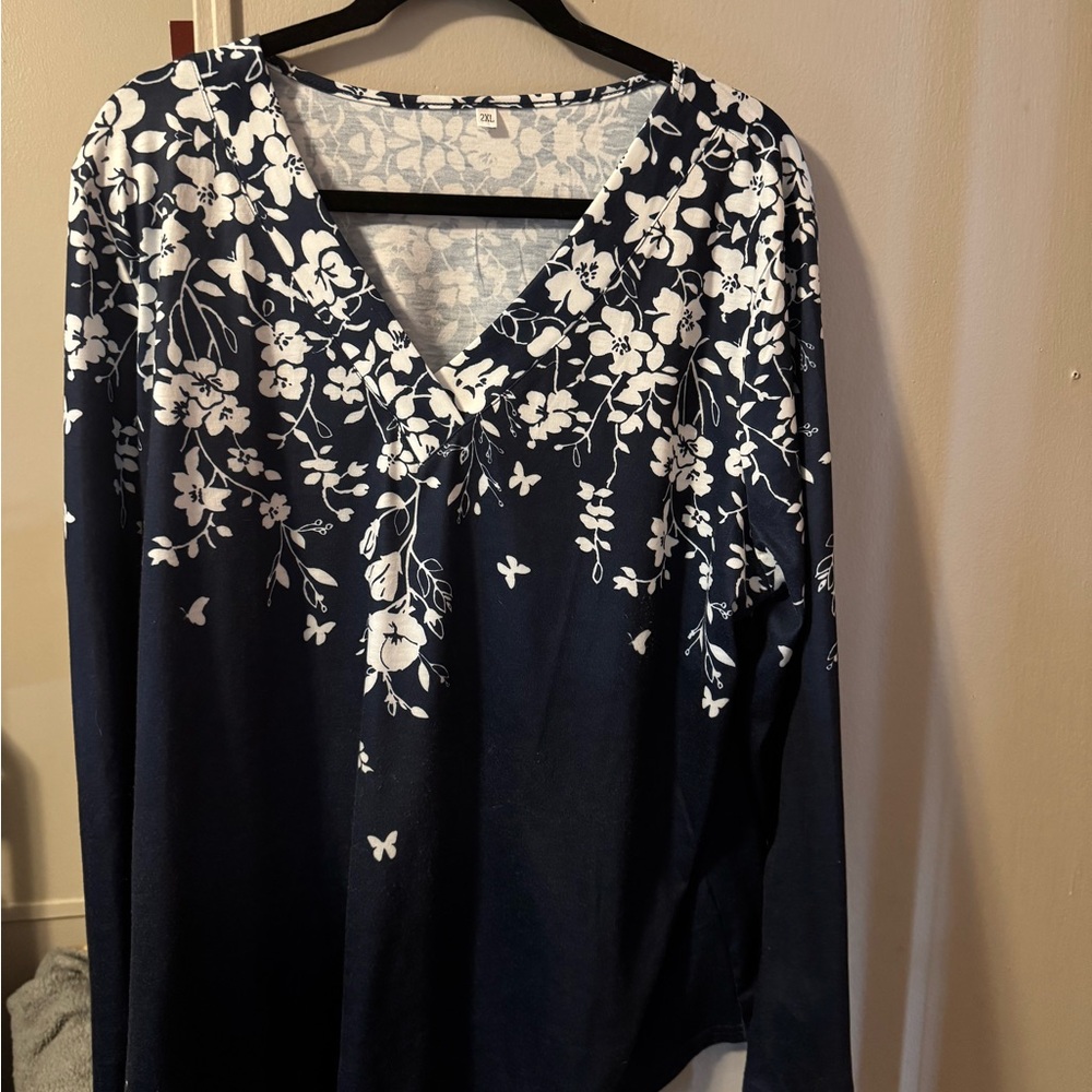 Women’s Navy Floral V-Neck Long Sleeve Top